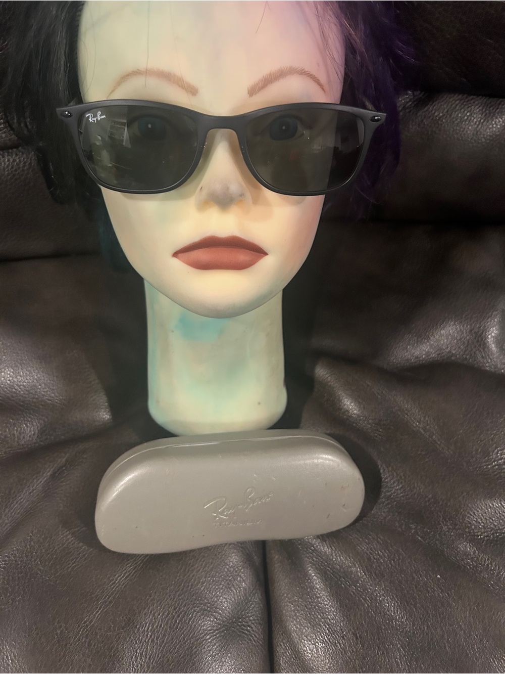Ray-Ban Black Unisex Polarized Sunglasses - light Ray see flaw on left lens